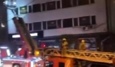 Kağıthane’de binanın çatısı alevlere teslim oldu