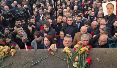 Kalpaksız Kuvvacı, katledilişinin 33. yılında şiirler, türküler ve karanfillerle anıldı: Unutmayacağız