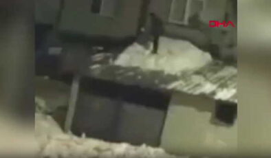 Kar kürerken çatıdan düştü: O anlar kamerada