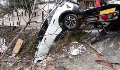 Kar yağışı etkisini sürdürüyor: Üsküdar’da otomobil bahçeye uçtu