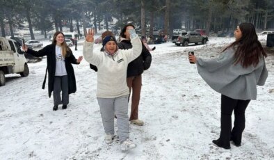 Kar yağışını göbek atarak kutladılar
