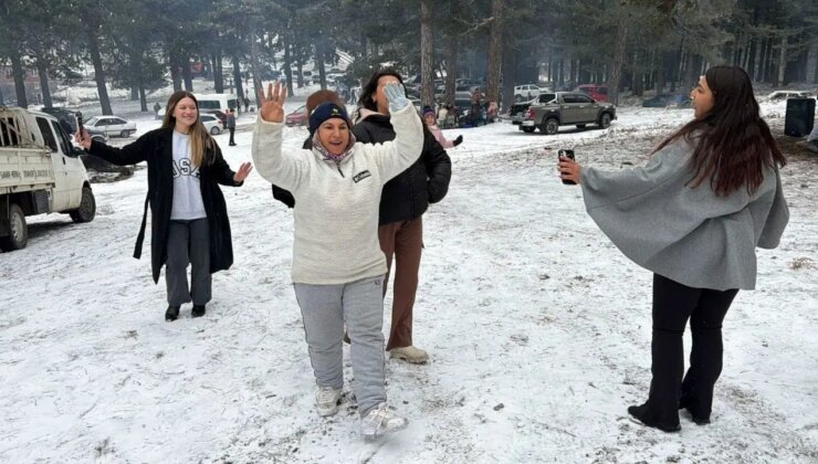 Kar yağışını göbek atarak kutladılar