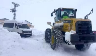 Kar yolları kapattı, cenaze 5 saattik mücadele sonrası defnedilebildi