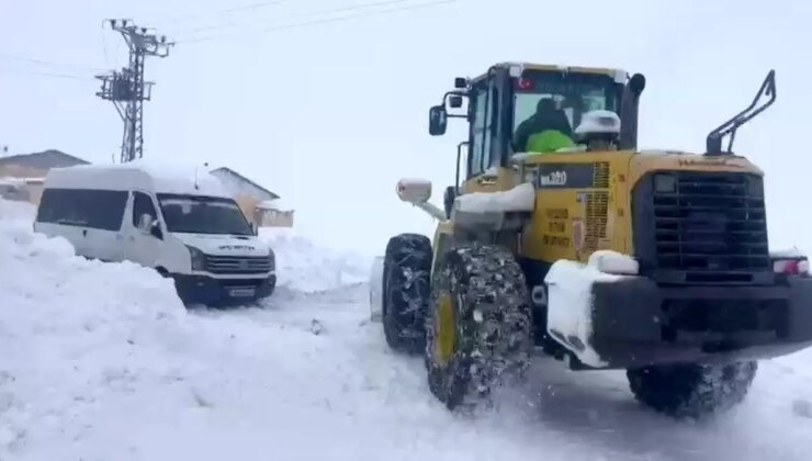 Kar yolları kapattı, cenaze 5 saattik mücadele sonrası defnedilebildi