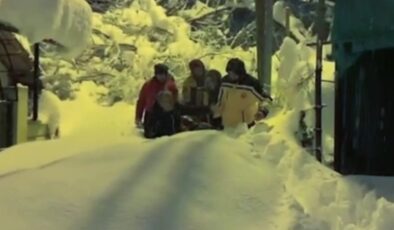 Karabük’te 80 santimetrelik karda zamanla yarış