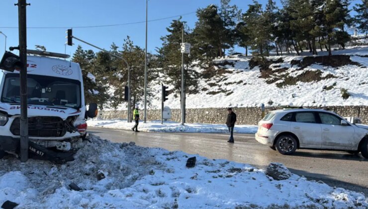 Karabük’te ciple çarpışan ambulanstaki 2 sağlık çalışanı yaralandı