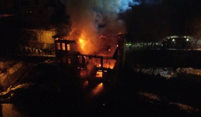 Karabük’te yangın paniği: 2 katlı tarihi konak alev alev yandı!