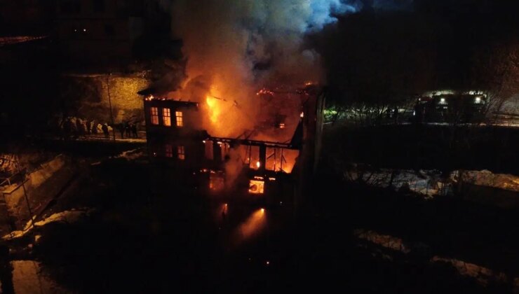 Karabük’te yangın paniği: 2 katlı tarihi konak alev alev yandı!