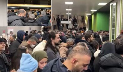 Karın etkili olduğu İstanbul’da metro istasyonunda insan seli oluştu