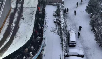 Karlı kaplı yollarda yürüyen vatandaşların karla imtihahı