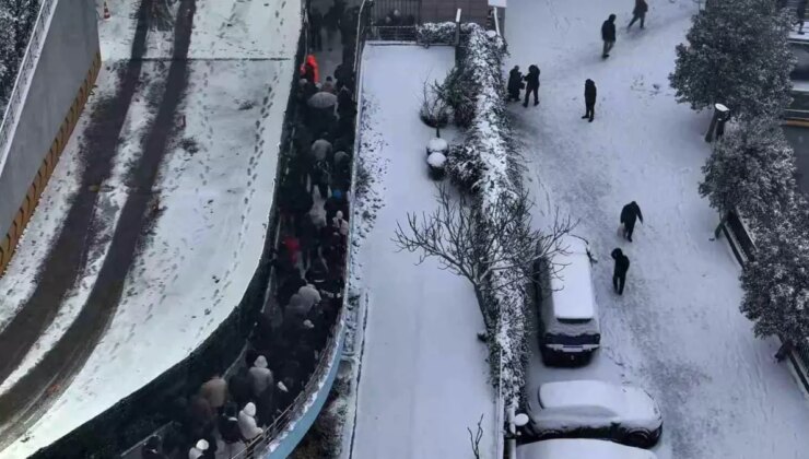 Karlı kaplı yollarda yürüyen vatandaşların karla imtihahı