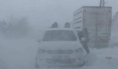 Karlıova’da tipi nedeniyle hayat durma noktasına geldi