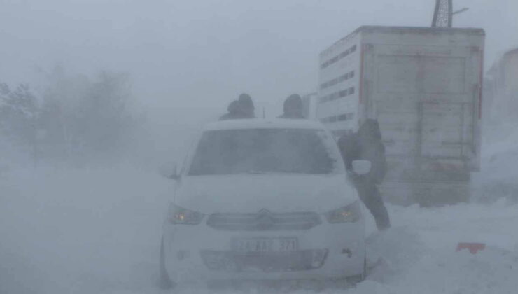 Karlıova’da tipi nedeniyle hayat durma noktasına geldi