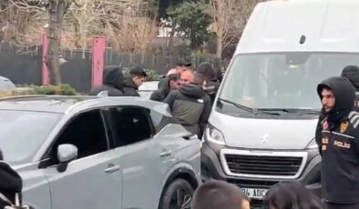 Karne yırtarak AKP’yi protesto eden 2 liseli gözaltına alındı