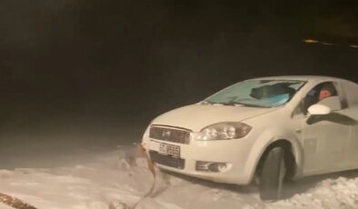 Kars’ta beyaz esaret: Karda mahsur kalan sürücüyü İl Özel İdaresi ekipleri kurtardı