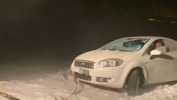 Kars’ta beyaz esaret: Karda mahsur kalan sürücüyü İl Özel İdaresi ekipleri kurtardı