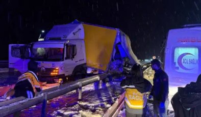 Kars’ta feci kaza… Yolcu otobüsü kamyona çarptı: Yaralılar var!