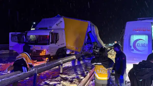 Kars’ta feci kaza… Yolcu otobüsü kamyona çarptı: Yaralılar var!