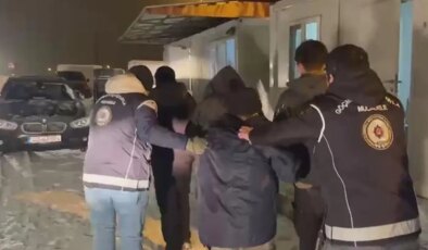 Kars’ta operasyon: Saman balyalarının arasında 3 kaçak göçmen yakalandı