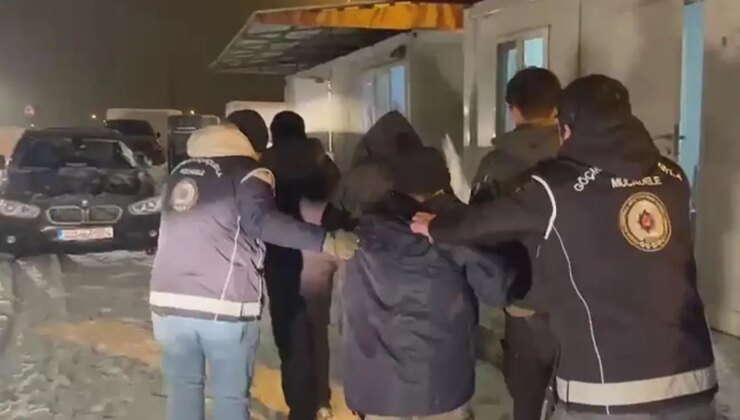 Kars’ta operasyon: Saman balyalarının arasında 3 kaçak göçmen yakalandı