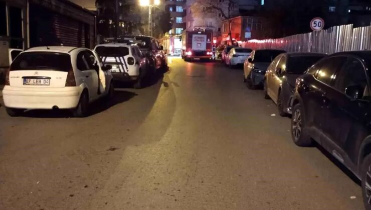 Kartal’da 5 katlı binanın çatısında yangın