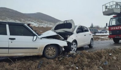 Kayseri’de iki otomobil çarpıştı: 5’i öğretmen 6 kişi yaralandı!