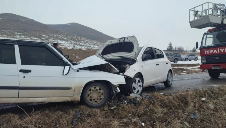 Kayseri’de iki otomobil çarpıştı: 5’i öğretmen 6 kişi yaralandı!