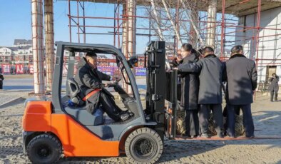 Kim Jong-un’dan sıra dışı tören: Forkliftle kızını havaya kaldırdı