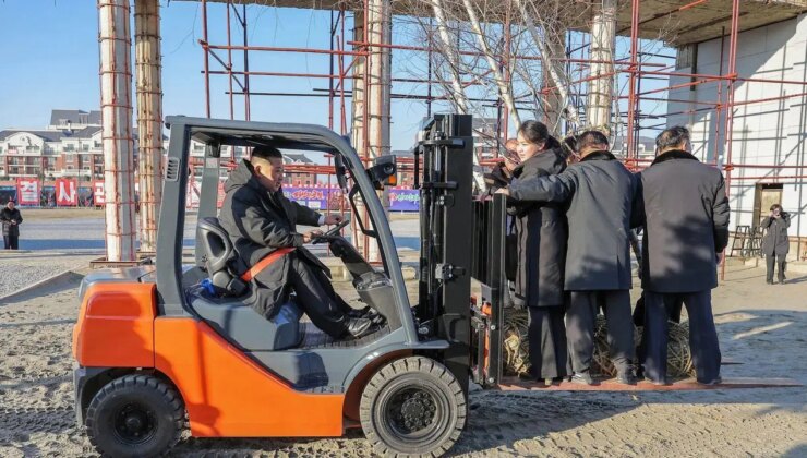Kim Jong-un’dan sıra dışı tören: Forkliftle kızını havaya kaldırdı