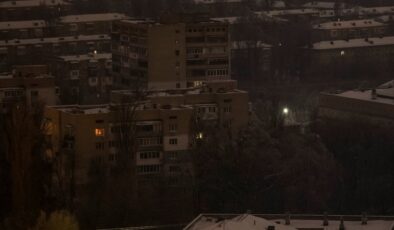 Kızılhaç: Kiev’de 200 bine yakın kişi elektrik ve ısınmadan mahrum