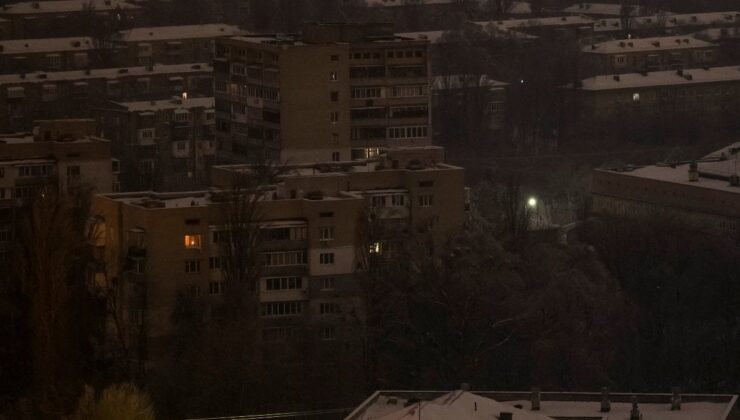 Kızılhaç: Kiev’de 200 bine yakın kişi elektrik ve ısınmadan mahrum