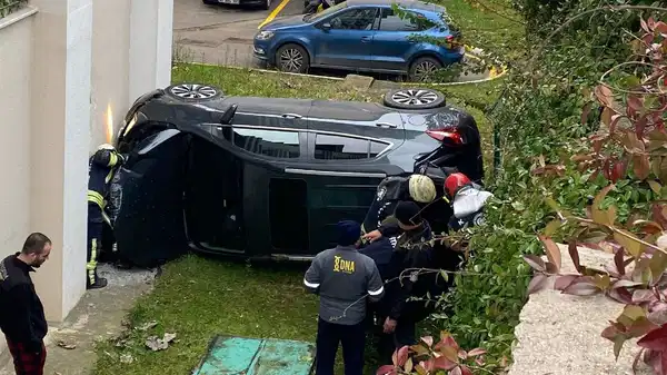 Kocaeli’nde otomobil apartman bahçesine uçtu: Yaralılar var!