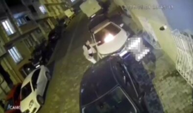 Komşular park yeri nedeniyle tartıştı, arabanın üstüne yanan bez atıldı