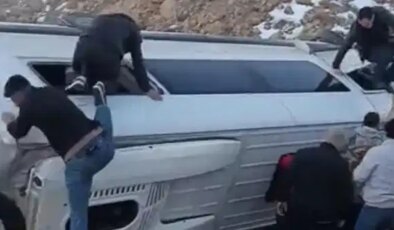 Kontrolden çıkan işçi servisi şarampole devrildi: 10 yaralı