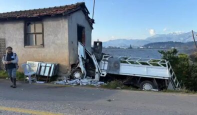 Kontrolden çıkan kamyonet eve çarptı: 1 ölü
