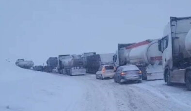 Kop Dağı Geçidi’nde tipi bastırdı, araçlar mahsur kaldı!