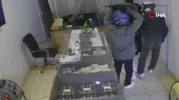 Korku dolu anlar kamerada: Silahlı 2 hırsız, 3 dakika içerisinde kuyumcuyu soydu