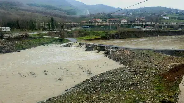 Küçük Melen Çayı taştı: 2 köy yolu ulaşıma kapandı