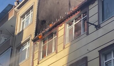 Küçükçekmece’de çatıda yangın paniği: Alevler bitişik binaya sıçradı