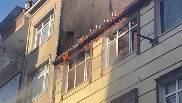 Küçükçekmece’de çatıda yangın paniği: Alevler bitişik binaya sıçradı