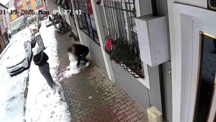 Küçükçekmece’de çocukların yaptığı kardan adamı götürdü