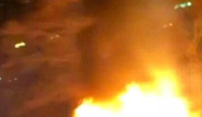 Küçükçekmece’de göl ağzındaki iki kayık alev alev yandı