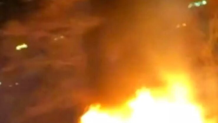 Küçükçekmece’de göl ağzındaki iki kayık alev alev yandı