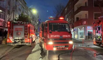 Küçükçekmece’de kentsel dönüşümdeki binanın çatısında yangın