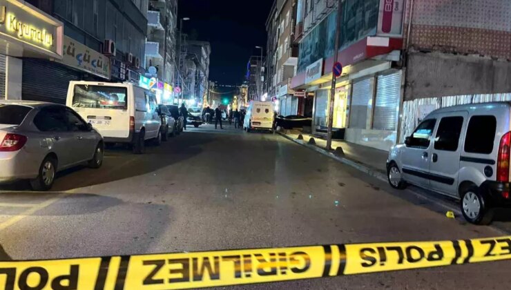 Küçükçekmece’de sokak ortasında silahlı saldırı: 2 ölü, 1 yaralı