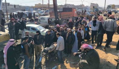 Kurtarılan Aktan Hapishanesi önünde Suriyeli aileler sevdiklerini arıyor