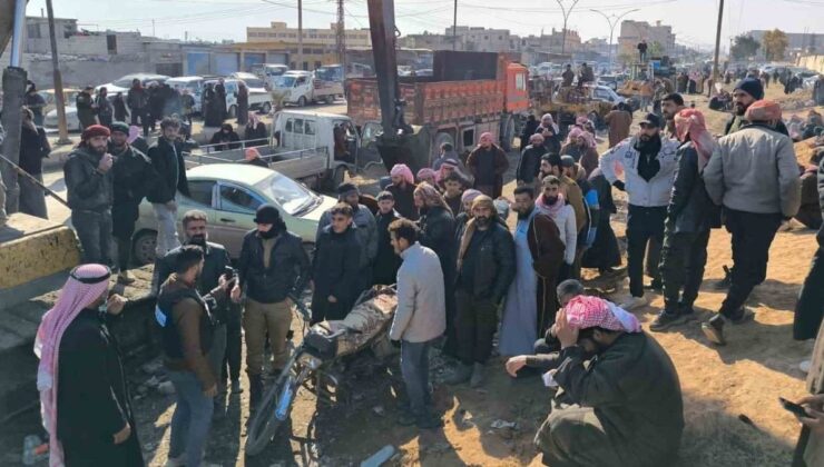 Kurtarılan Aktan Hapishanesi önünde Suriyeli aileler sevdiklerini arıyor