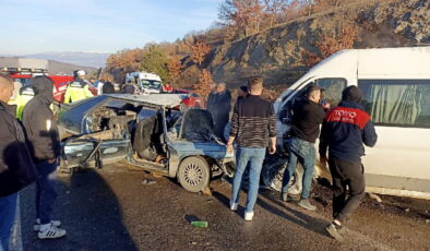 Kütahya’da öğrenci servisi ile otomobil çarpıştı: Ölü ve yaralılar var!