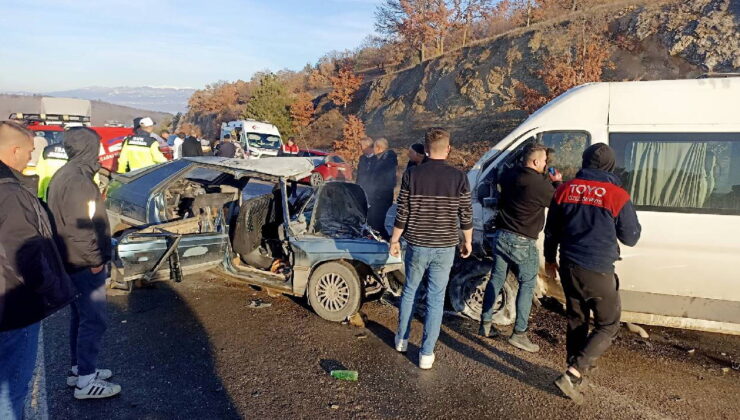 Kütahya’da öğrenci servisi ile otomobil çarpıştı: Ölü ve yaralılar var!