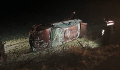 Kütahya’da otomobil tarlaya devrildi: 1 ölü, 1 yaralı